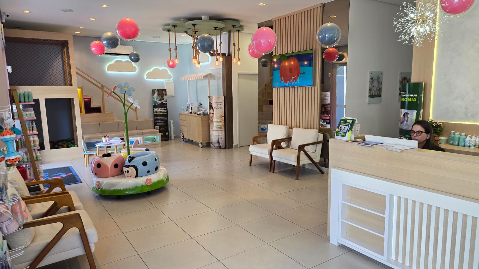 Hall e recepção da Acolle Vacinas em Jundiaí com poltronas, brinquedos e atendimento personalizado